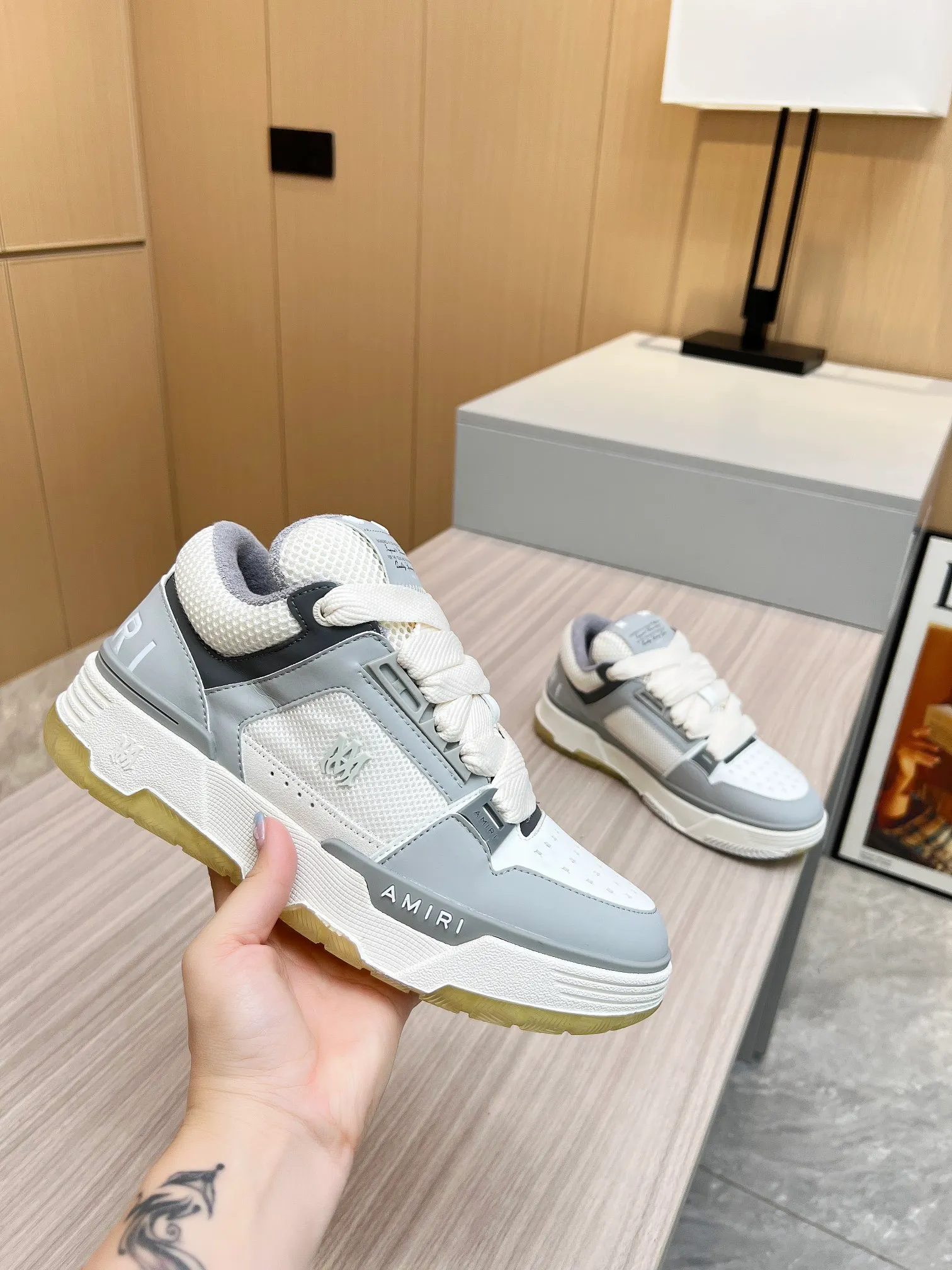 p620💰Men's shoes Amiri Emile's 2023 spring and summer new MA-1 bread shoes, couple models, casual sports shoes, sneakers Amiri gave up the rock punk style in the new season and used a large number of unsaturated colors, Morandi tones, whether you see or wear them, it will make people very happy. The large tongue of the bread shoes continues, shortens the length of the shoe body, thickens the midsole, and the toe part is more rounded. Amiri's brand letters and MA logo appear on the side of the shoe. Fabric: Original customized imported first-layer cowhide + mesh. Lining: Original customized breathable towel lining. Outsole. Foam combination material. Bottom thickness: 4CM. Size: Men's 39-45